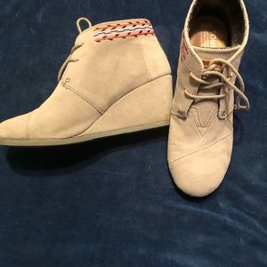 Toms Desert Wedge Size 9.5